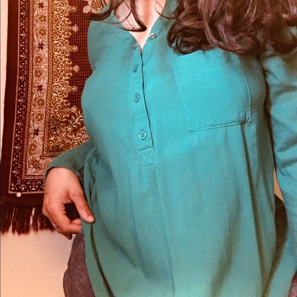 Green/Teal shirt